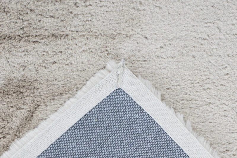 Spód i binding dywanu pluszowego Lalee Hides Heaven HEA 800 beige