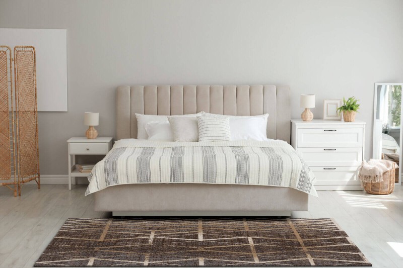 Dywan wełniany Agnella Tempo Tange niebieski w sypialni