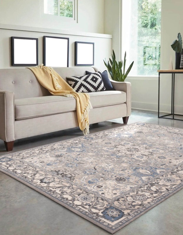 Dywan wełniany Agnella Agnus Aida beżowy w salonie na tle jasno beżowej kanapy