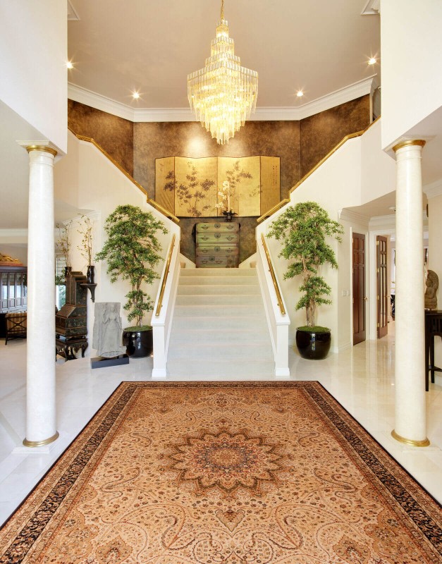 Dywan wełniany Agnella Agnus Namak w kolorze sahara w korytarzu hotelowym utrzymanym w bieli