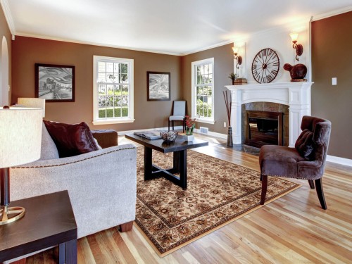 Dywan wełniany klasyczny Agnella Isfahan Kantabria kolor bursztyn  w salonie w stylu klasyczny z białym kominkiem