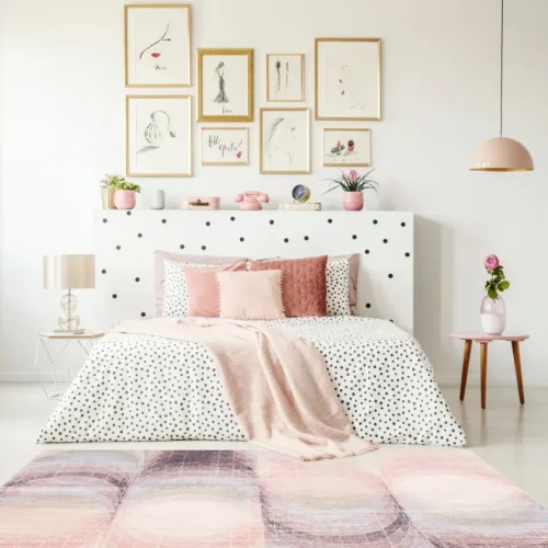 Dywan wełniany nowoczesny Agnella Agnus Kaola różany w sypialni utrzymanej w kolorach pastelowych