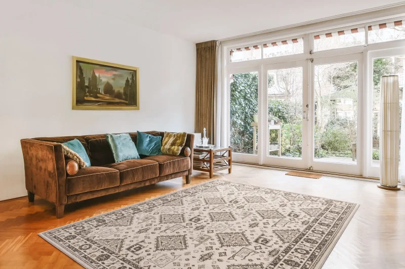 Dywan wełniany Agnella Ballata Emivo w kolorze szarym w salonie w stylu klasycznym