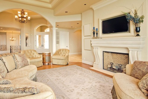 Dywan wełniany Agnella Ballata Azten kolor beżowy w salonie w stylu klasycznym