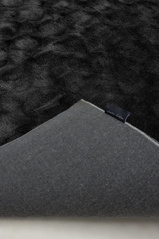 Spód antracytowego dywanu pluszowego Obsession Diamond Cut DMC 800