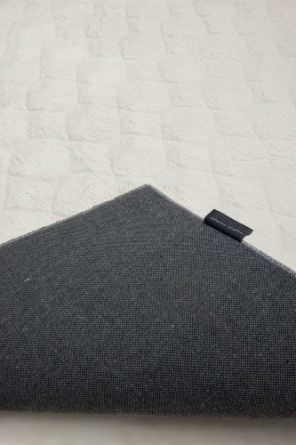 Spód kremowego dywanu pluszowego Obsession Diamond Cut DMC 800