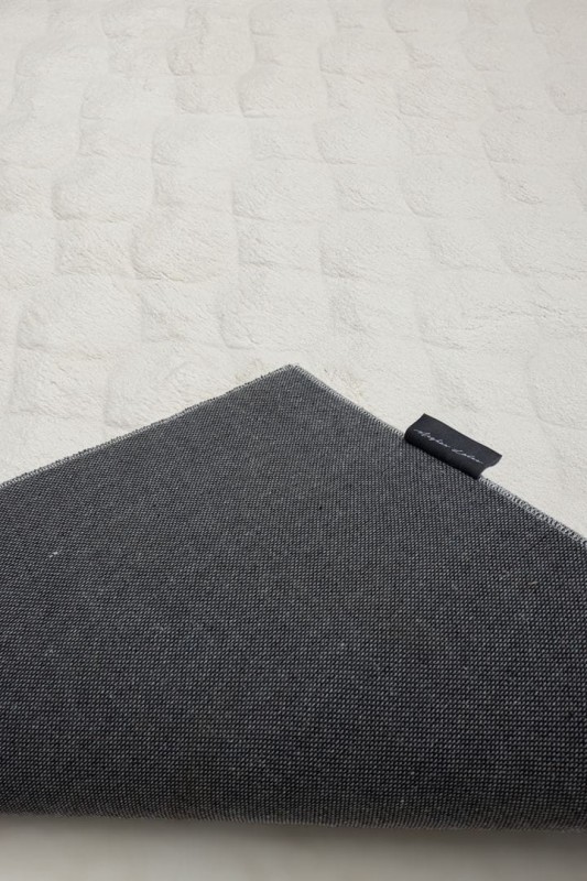 Spód kremowego dywanu pluszowego Obsession Diamond Cut DMC 800