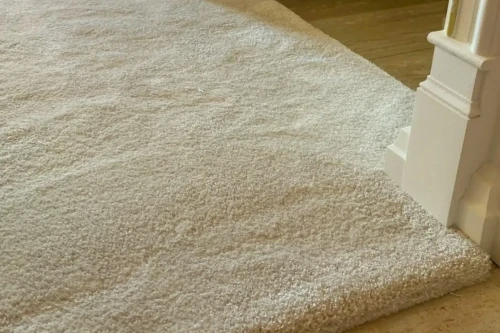 Wykładzina kremowa z podkładem ułożona na podłodze