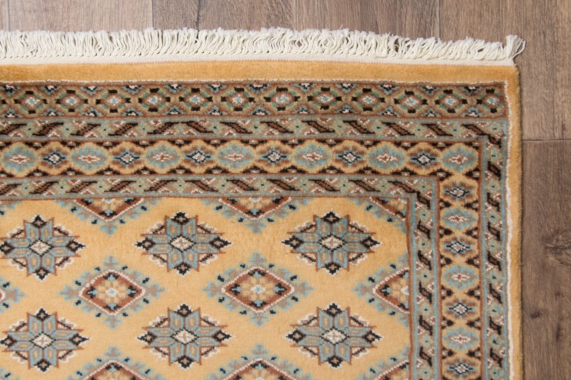 Frędzle i bok dywanu orientalnego pakistańskiego Jaldar 91x148 cm