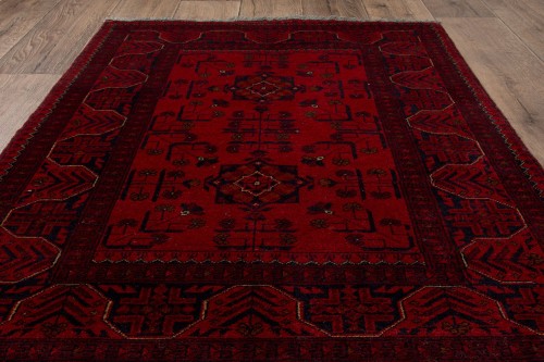 Na podłodze dywan orientalny Khal Mahammadi 100x145 cm