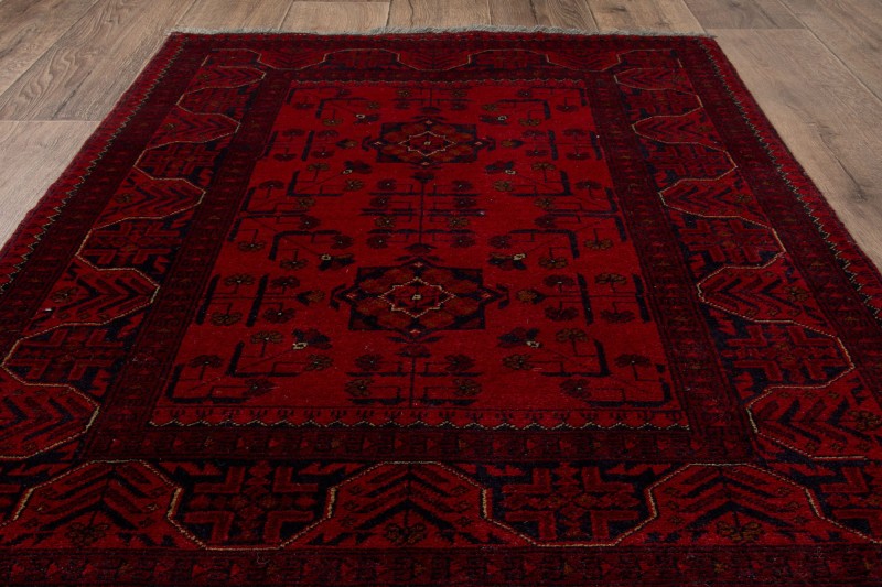 Na podłodze dywan orientalny Khal Mahammadi 100x145 cm