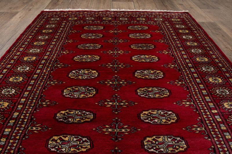 Na podłodze dywan orientalny pakistański Bukhara 123x177 cm