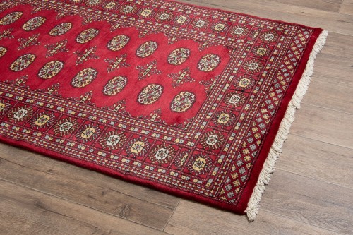 Na podłodze pod kątem dywan orientalny Bukhara 123x177 cm