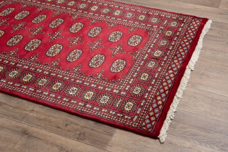 Na podłodze pod kątem dywan orientalny Bukhara 123x177 cm