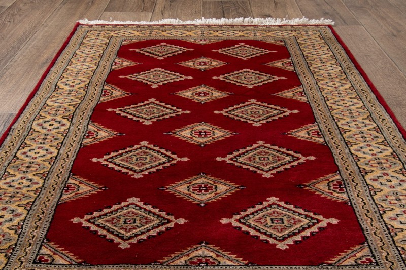 Na podłodze dywan orientalny pakistański Jaldar 95x149 cm