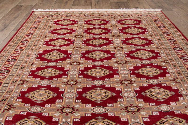 Na podłodze dywan orientalny pakistański Jaldar 122x182 cm