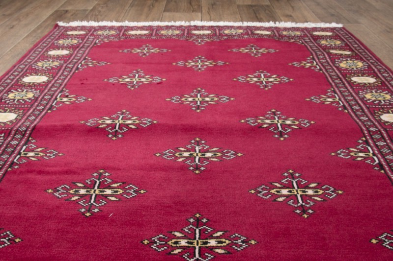 Na podłodze dywan orientalny pakistański Jaldar 139x194 cm