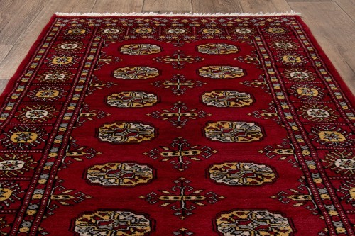 Na podłodze dywan orientalny pakistański Bukhara 93x158 cm