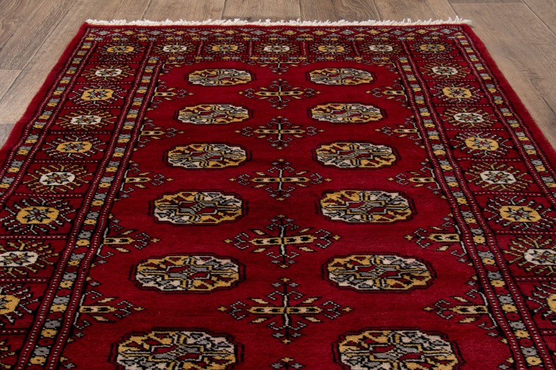 Na podłodze dywan orientalny pakistański Bukhara 93x158 cm