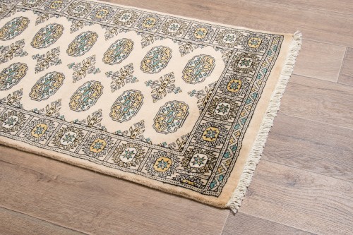 Rzut z boku dywanu orientalnego pakistańskiego Bukhara 79x125 cm