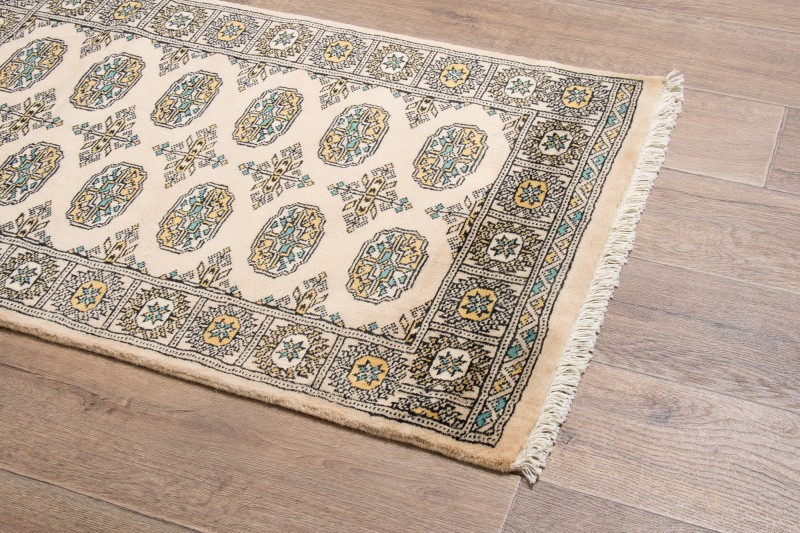 Rzut z boku dywanu orientalnego pakistańskiego Bukhara 79x125 cm