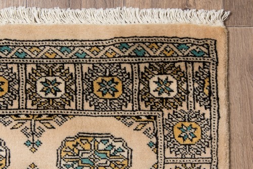 Frędzle i brzeg dywanu orientalnego pakistańskiego Bukhara 79x125 cm