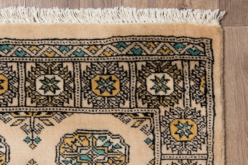 Frędzle i brzeg dywanu orientalnego pakistańskiego Bukhara 79x125 cm