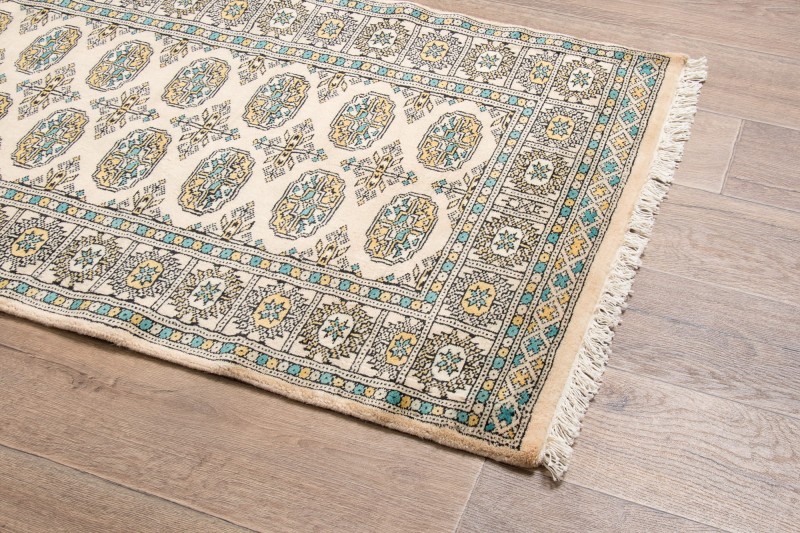 Rzut z boku dywanu orientalnego pakistańskiego Bukhara 92x151 cm