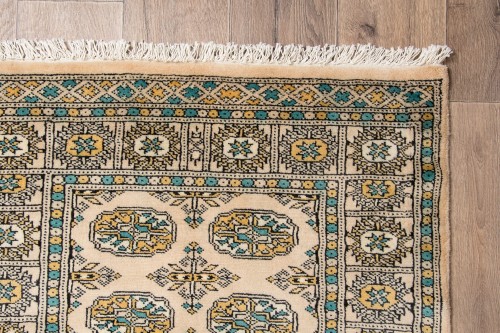 Frędzle i brzeg dywanu orientalnego pakistańskiego Bukhara 92x151 cm