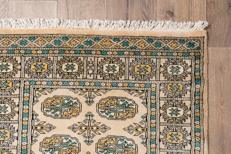 Frędzle i brzeg dywanu orientalnego pakistańskiego Bukhara 92x151 cm