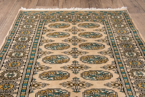 Na podłodze dywan orientalny pakistański Bukhara 92x151 cm