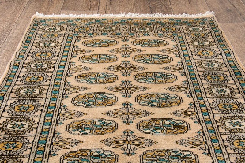 Na podłodze dywan orientalny pakistański Bukhara 92x151 cm