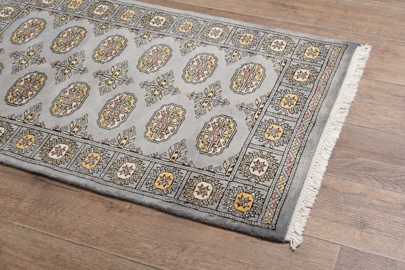 Rzut z boku dywanu orientalnego pakistańskiego Bukhara 79x121 cm