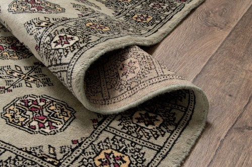 Spód i zbliżenie runa dywanu Bukhara 79x134 cm