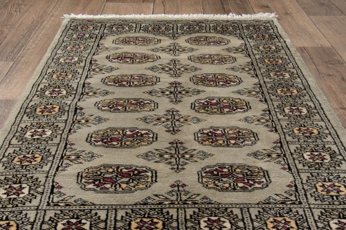 Na podłodze dywan orientalny Bukhara 79x134 cm
