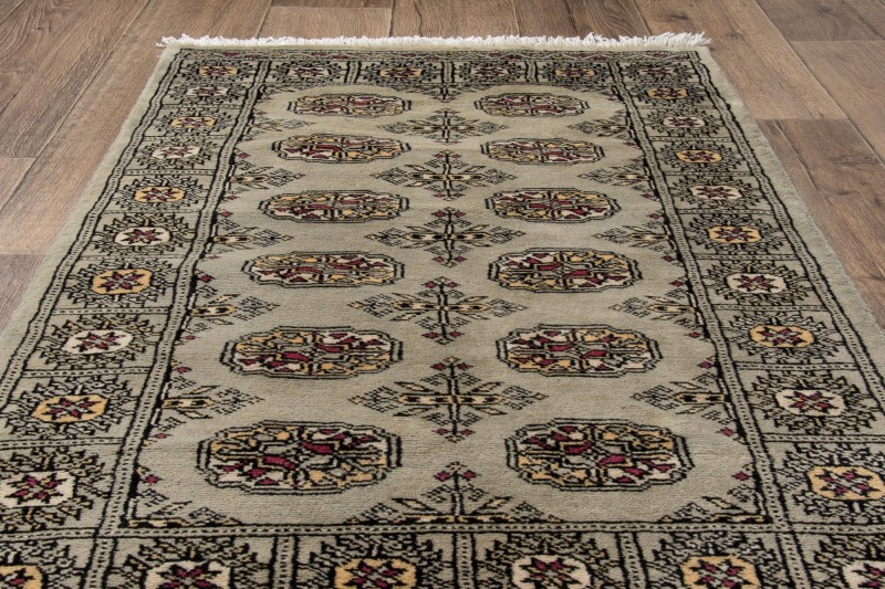 Na podłodze dywan orientalny Bukhara 79x134 cm