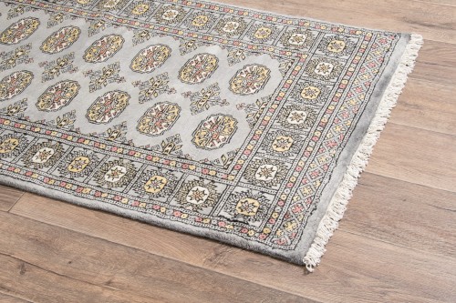 Na podłodze dywan orientalny pakistański Bukhara 92x150 cm