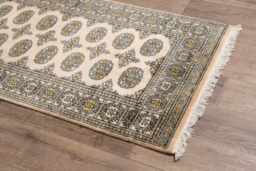 Rzut z boku dywanu orientalnego pakistańskiego Bukhara 92x149 cm