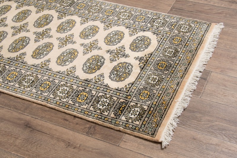 Rzut z boku dywanu orientalnego pakistańskiego Bukhara 92x149 cm