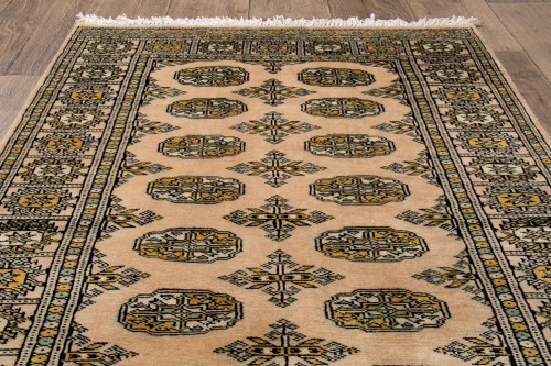 Na podłodze dywan orientalny pakistański Bukhara 92x149 cm