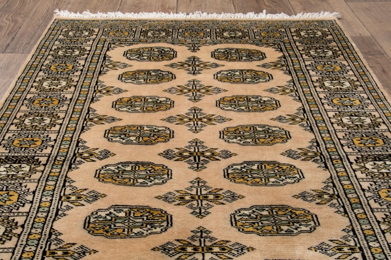 Na podłodze dywan orientalny pakistański Bukhara 92x149 cm