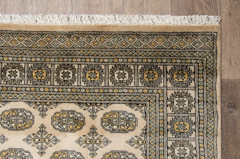 Frędzle i brzeg dywanu orientalnego pakistańskiego Bukhara 123x175 cm