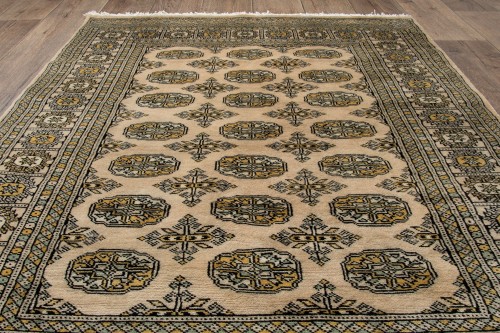 Na podłodze dywan orientalny pakistański Bukhara 123x175 cm