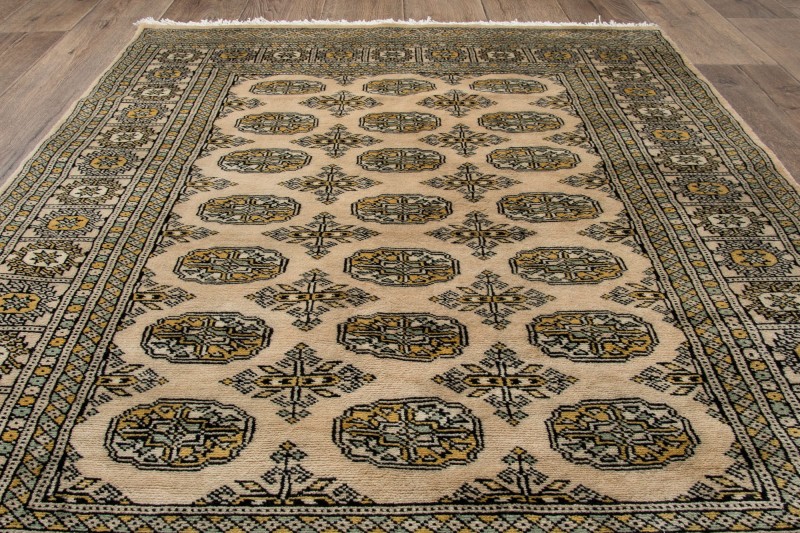 Na podłodze dywan orientalny pakistański Bukhara 123x175 cm