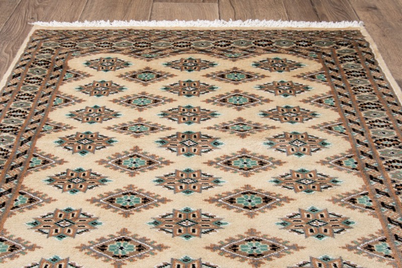 Na podłodze dywan orientalny pakistański Jaldar 92x148 cm