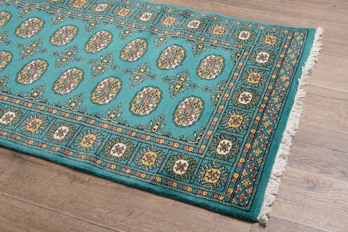 Rzut z boku dywanu orientalnego pakistańskiego Bukhara 95x153 cm