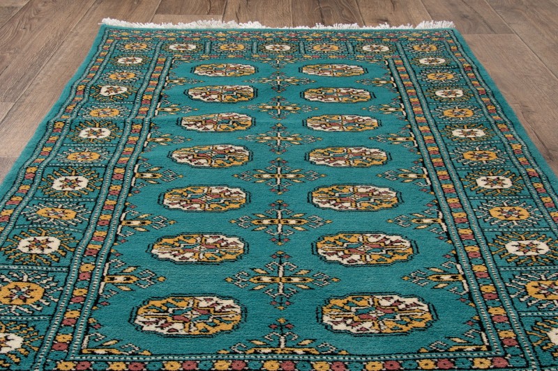 Na podłodze dywan orientalny pakistański Bukhara 95x153 cm