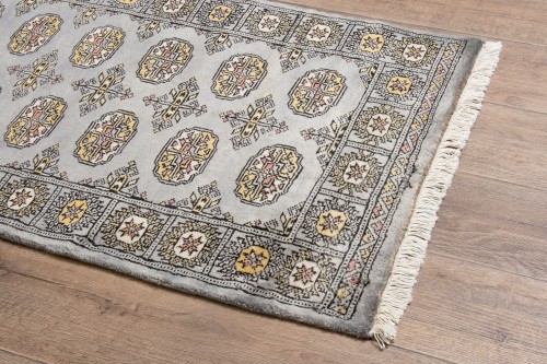 Rzut z boku dywanu orientalnego pakistańskiego Bukhara 78x121 cm
