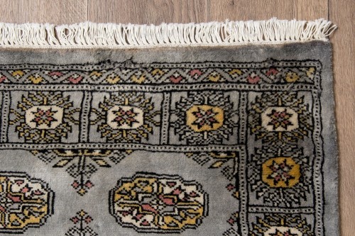 Frędzle i brzeg dywanu orientalnego pakistańskiego Bukhara 78x121 cm