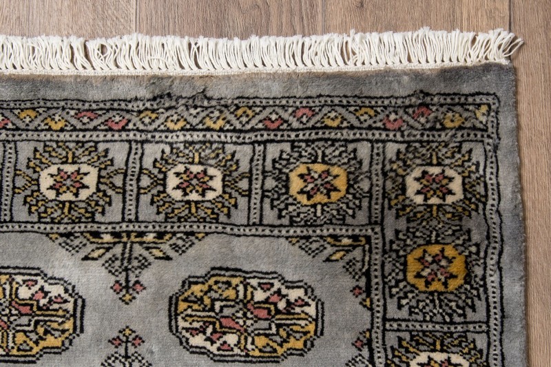 Frędzle i brzeg dywanu orientalnego pakistańskiego Bukhara 78x121 cm